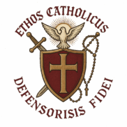 Logo Bractwa Katolickiego, na którym znajduje się tarcza z złotym krzyżem na czerwonym tle, nad nią gołębica z promieniującym aureolą, po bokach miecz i różaniec, z tekstem "Eros Catholicus" nad tarczą i "Deeensoris Fidei" pod nią, na tle czarnego z wieloma złotymi drobinami.