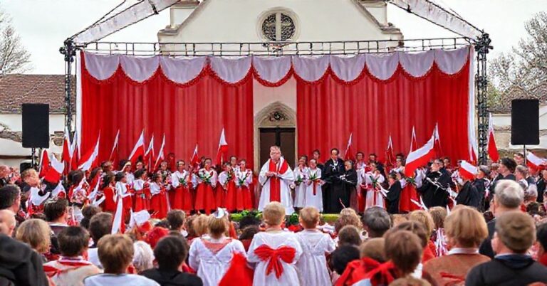 XIV Diecezjalny Przegląd Pieśni Patriotycznej w Sulechowie w 2025 roku - sceny z koncertu bez katolickiego kontekstu