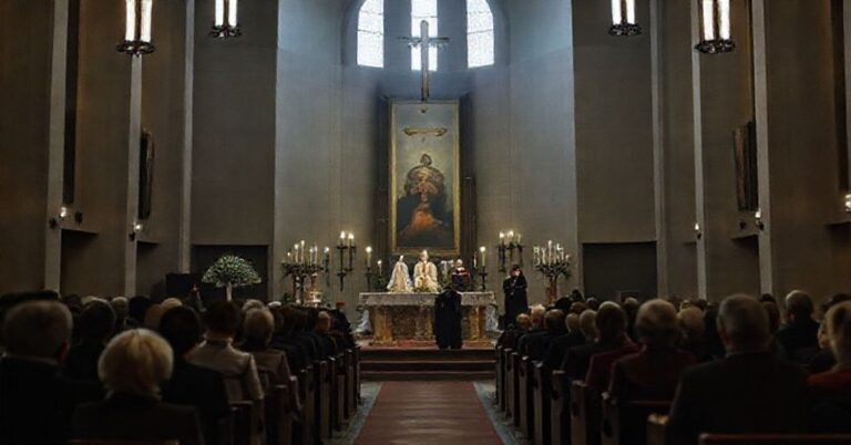 Wnętrze bydgoskiej pseudokatedry podczas Adwentu: 'Biskup' Krzysztof Włodarczyk i 'Ks. Infułat' Stanisław Kotowski prowadzą zgromadzenie pozbawione duchowości pokutnej.