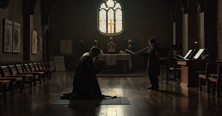 Klasyczny konfesjonał katolicki w kontrastie z nowoczesnym salą rekolekcyjną pełną elementów wellness i psychologii