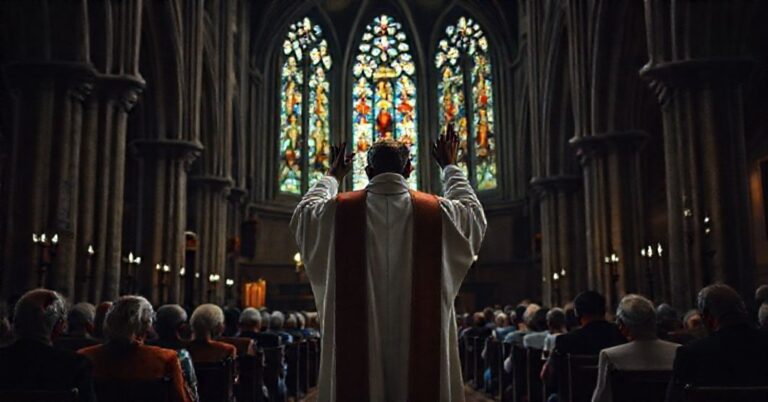 Tradycyjny kapłan w starożytnej françaiskiej kościele podczas mszy łacińskiej; symbolizuje upadek wiary we Francji