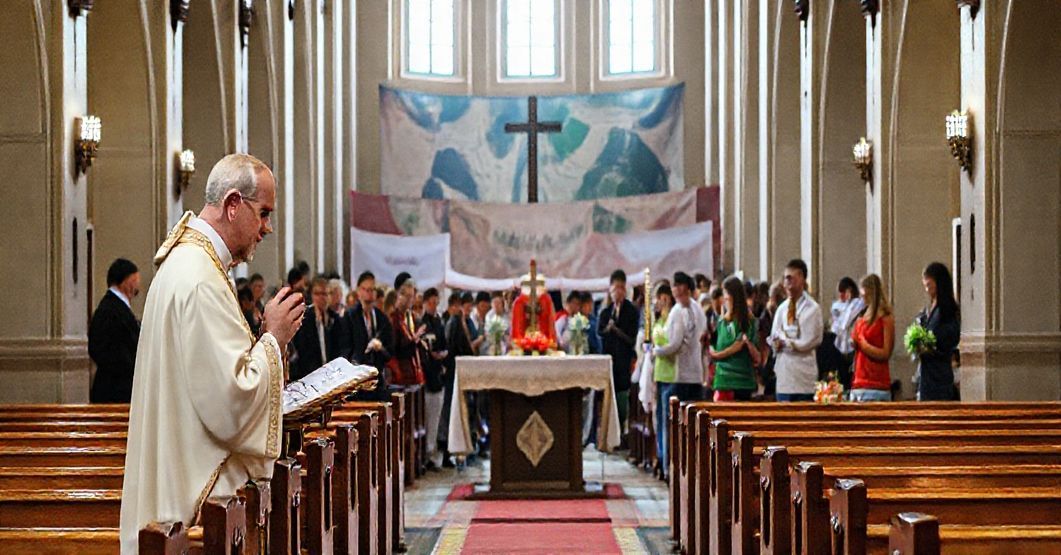 Wnętrze katolickiego kościoła z tradycyjnym kapłanem udzielającym sakramentów, na tle współczesnego wydarzenia "Aktywna Parafia" z udziałem osób w aktywnościach świeckich.