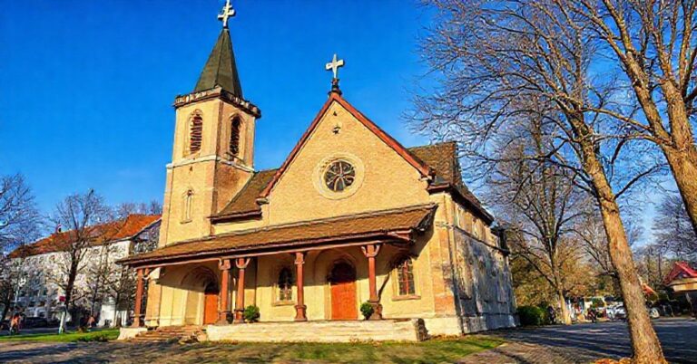 Albertyn rozprowadzający chleb w Zaporożu przy współudziale Rycerzy Kolumba i kardynała Krajewskiego