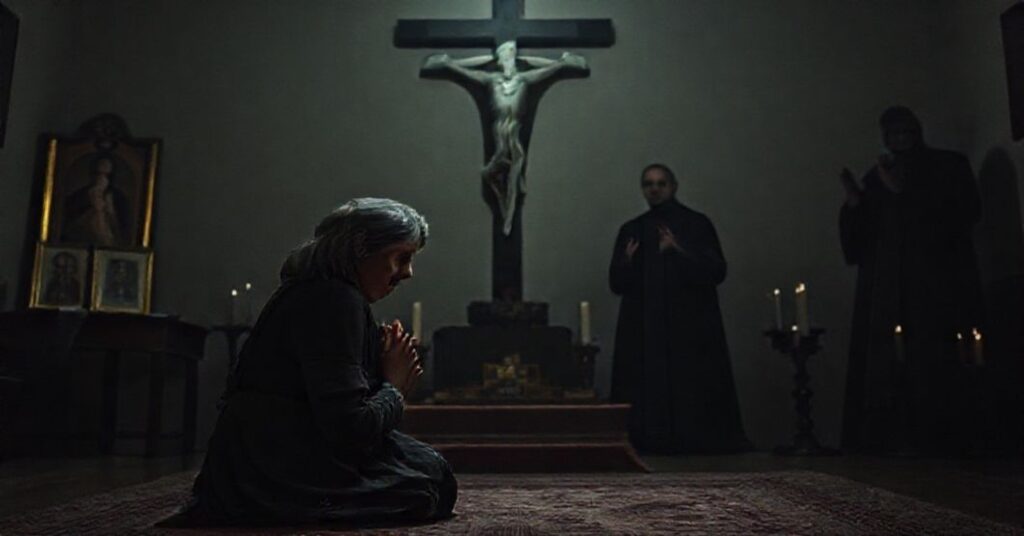 Anna Golędzinowska w modlitwie przed krzyżem, otoczona wzruszeniem i niepokojem w związku z fałszywymi egzorcyzmami w Medjugorje