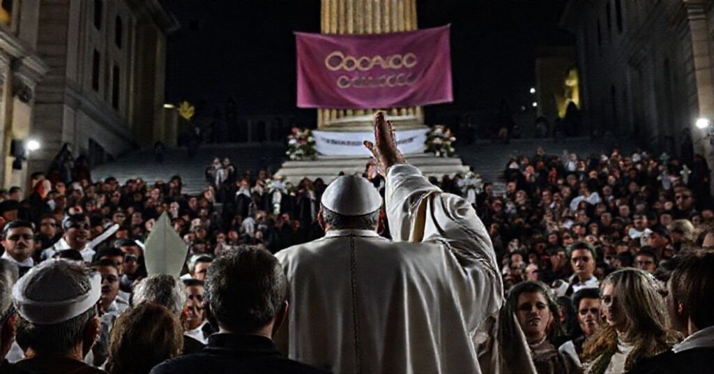 Scena na schodach hiszpańskich w Rzymie w dniu 8 grudnia 2025 roku z udziałem antypapieża Roberta Prevosta przed kolumną "Niepokalanej"