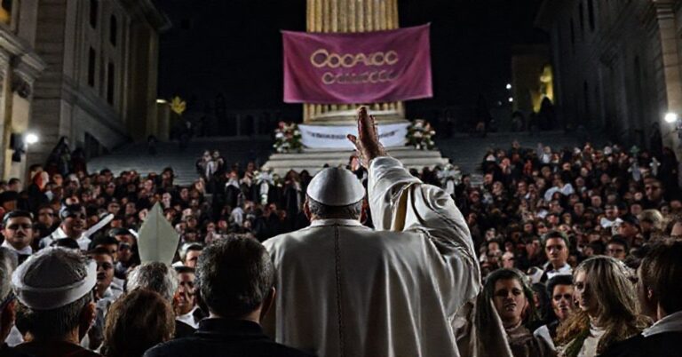 Scena na schodach hiszpańskich w Rzymie w dniu 8 grudnia 2025 roku z udziałem antypapieża Roberta Prevosta przed kolumną "Niepokalanej"