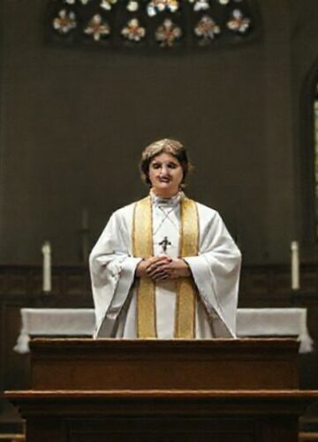 Kobieta jako „arcybiskup” Canterbury: apostazja anglikanizmu Sobór katolicki z tradycyjnym ołtarzem i kobietą w kapłańskich szatach na ambonie.