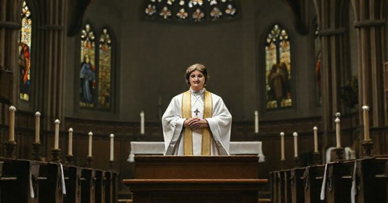 Sobór katolicki z tradycyjnym ołtarzem i kobietą w kapłańskich szatach na ambonie.