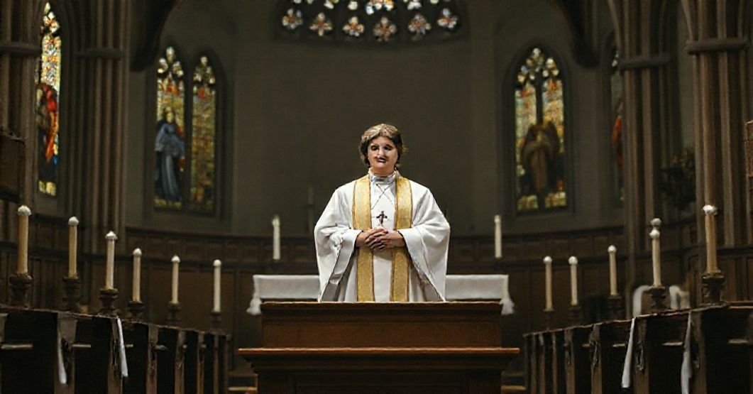 Tradycyjny wnętrze kościoła katolickiego z kobietą w szatach kapłańskich stojącą przy ołtarzu, symbolizujące kryzys duchowy i apostazję anglikanizmu.