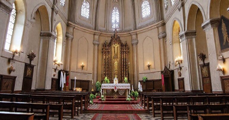 Stary kościół katolicki z dokumentem Nostra Aetate, symbole judaizmu i islamu w tle, Madona z Dzieciątkiem