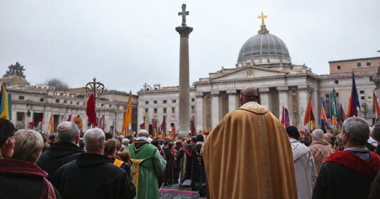 Widok teatralnej i modernistycznej ceremonii przed Kolumną Niepokalanej w Rzymie w 2025 roku z udziałem uzurpatora Roberta Prevosta (Leona XIV).