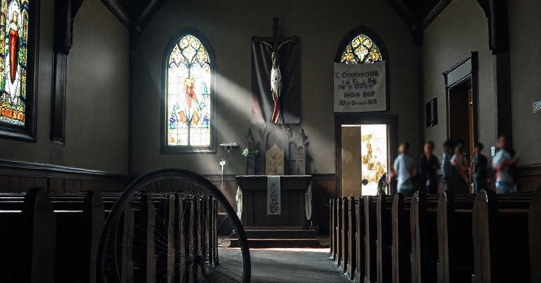 Wnętrze tradycyjnego kościoła katolickiego z pominiętymi elementami sakralnymi, symbolizujące apostazję posoborową i zastąpienie kultu Bożego świeckimi aktywnościami