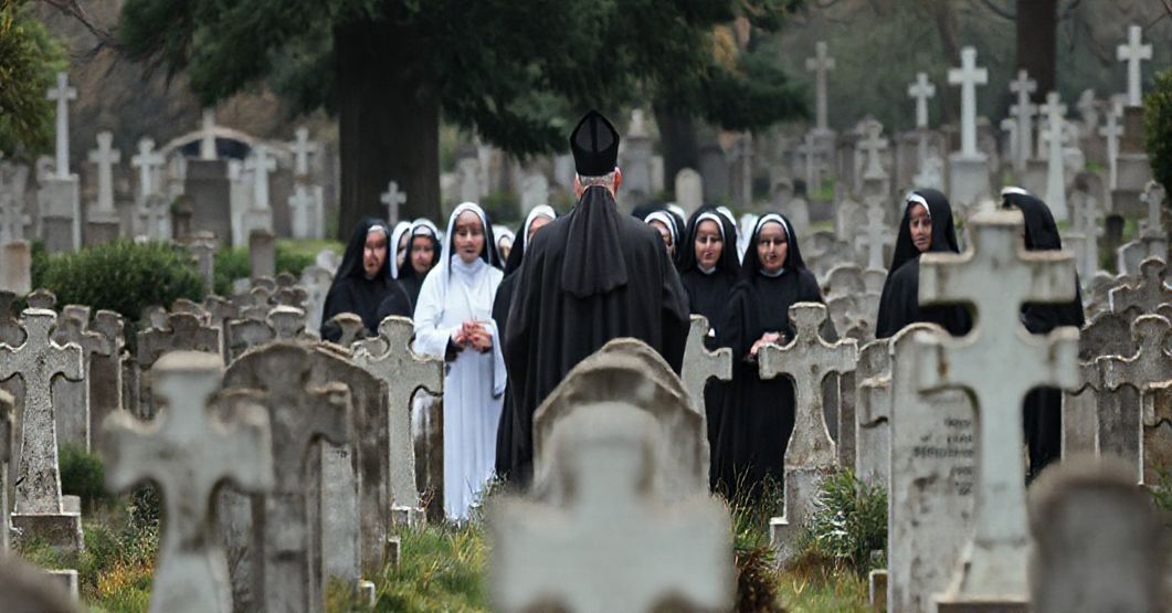 Pusty ceremoniale modernistyczne na cmentarzu Rzeszowskiego, pozbawione prawdziwej liturgii i sakramentów