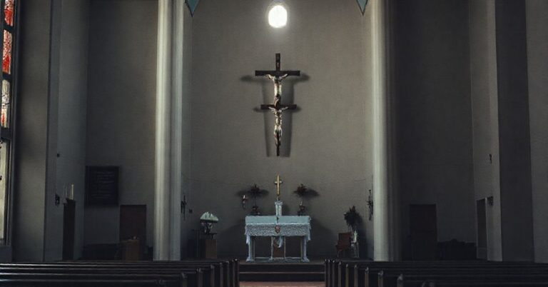 Pusty kościół z nowoczesnym ołtarzem, odchylony krucyfiks i tablica pamiątkowa symbolizująca apostazję salezjan w Sokołowie Podlaskim.