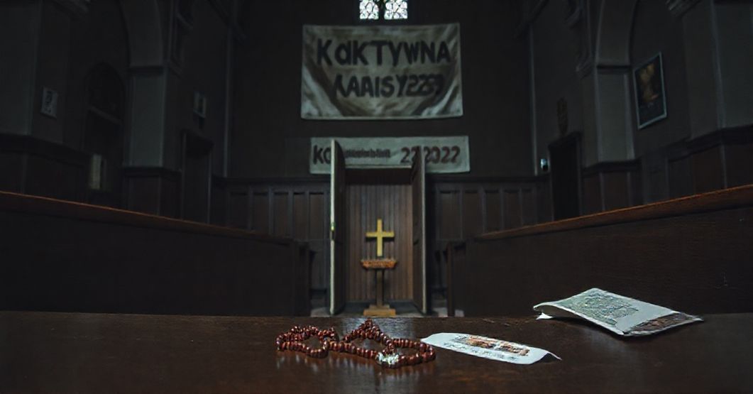 Pusty konfesjonał w tradycyjnym kościele katolickim, symbolizujący brak prawdziwego duchowego przewodnictwa