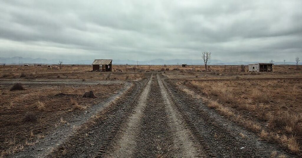 Melancholijne zdjęcie opuszczonych krajobrazów Ameryki w naturalistycznym stylu, odzwierciedlające duchową pustkę współczesności