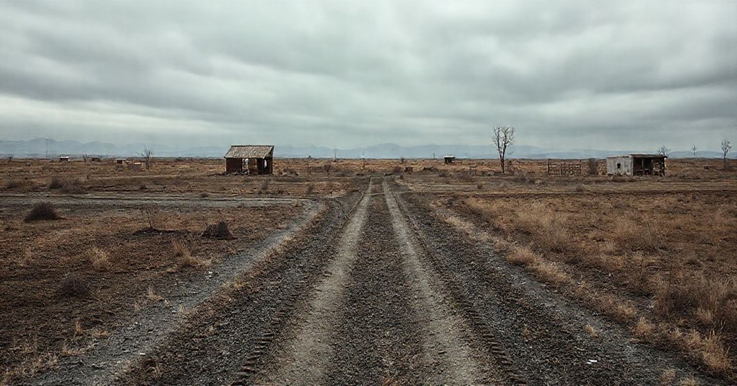 Melancholijne zdjęcie opuszczonych krajobrazów Ameryki w naturalistycznym stylu, odzwierciedlające duchową pustkę współczesności