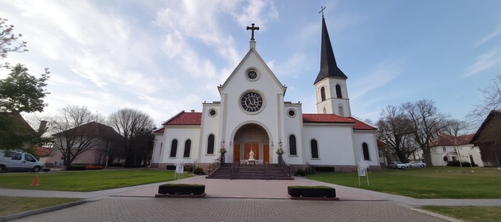 Arcybiskup Henryk Jagodziński wygłasza homilię przy grobie Jana Pawła II w Bazylice św. Piotra