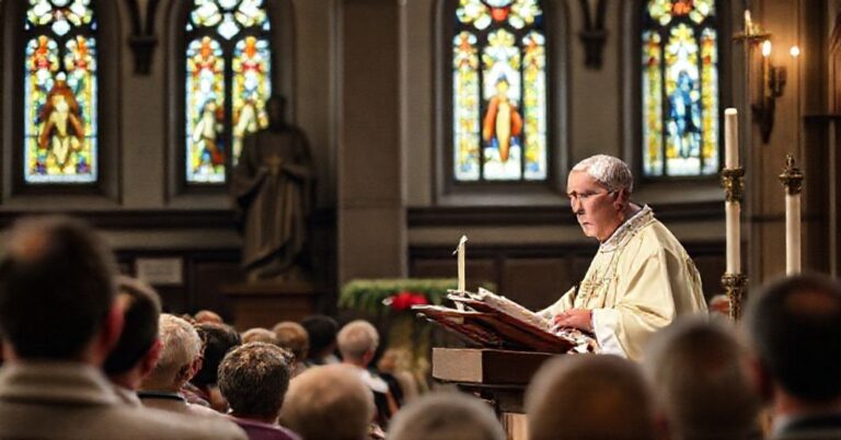 Wnętrze tradycyjnego kościoła katolickiego podczas kazania Arcybiskupa Józefa Kupnego w Marcinkowicach. Scena jest poważna z witrażami oświetlającymi zborę. Twarz arcybiskupa jest neutralna, ale jego słowa przekazują modernistyczny relatywizm. Na tle widoczna jest figura św. Marcina z Tours.