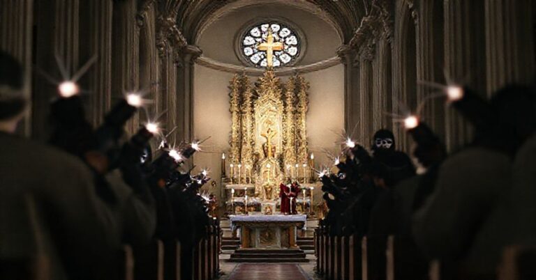 Wnętrze wiedeńskiej Karlskirche podczas tradycyjnej mszy katolickiej z tabernakulum i ołtarzem na pierwszym planie. Na tle widoczne są rozmyte postacie w demonicznych kostiumach i maskach trzymające fałszywe bomby z migającymi światłami.
