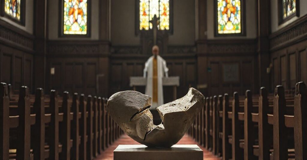 Pusty kościół z wstawionym awangardowym dziełem sztuki współczesnej.