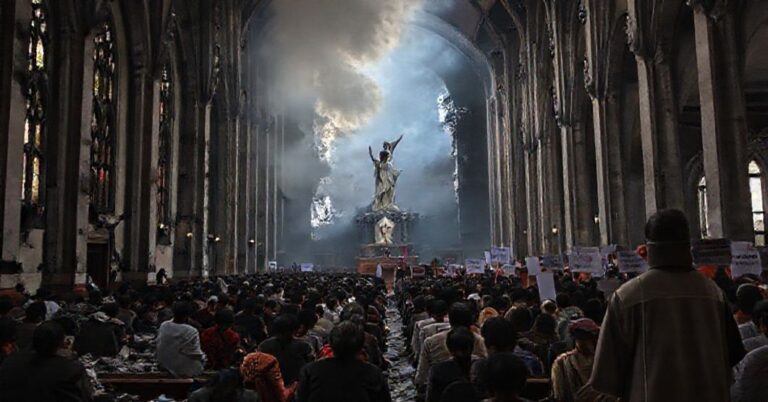 Uszkodzony kościół katolicki w Dhace po serii ataków bombowych; wierni modlą się we wnętrzu zniszczonej świątyni; tłum z manifestami; modernistyczny duchowny bezsilny; statua Chrystusa Króla na tle.