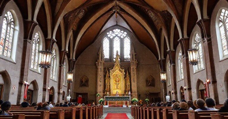 Gdańska bazylika Mariacka podczas profanacyjnej ceremonii za Niepodległość Polski pod przewodnictwem „abpa” Tadeusza Wojdy