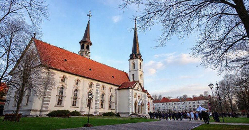 Wnętrze Bazyliki Narodzenia Pańskiego w Betlejem z ekumenicznymi elementami