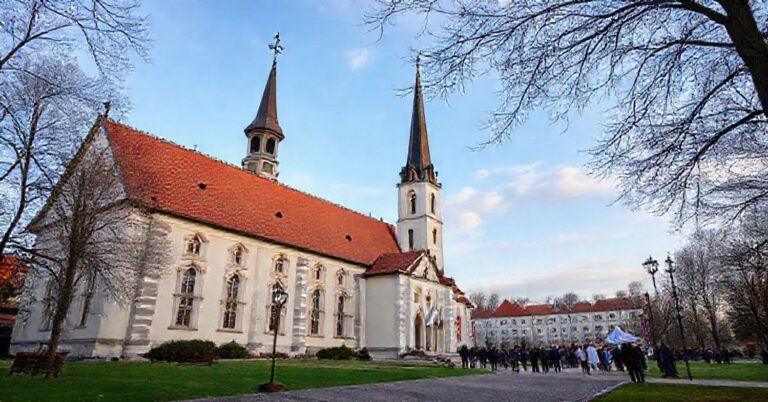 Wnętrze Bazyliki Narodzenia Pańskiego w Betlejem z ekumenicznymi elementami