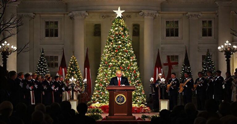 Uroczystość rozświetlenia choinki w Białym Domu z Donaldem Trumpem i zespołem Beach Boys na tle ekumenicznych symboli i świeckich dekoracji.