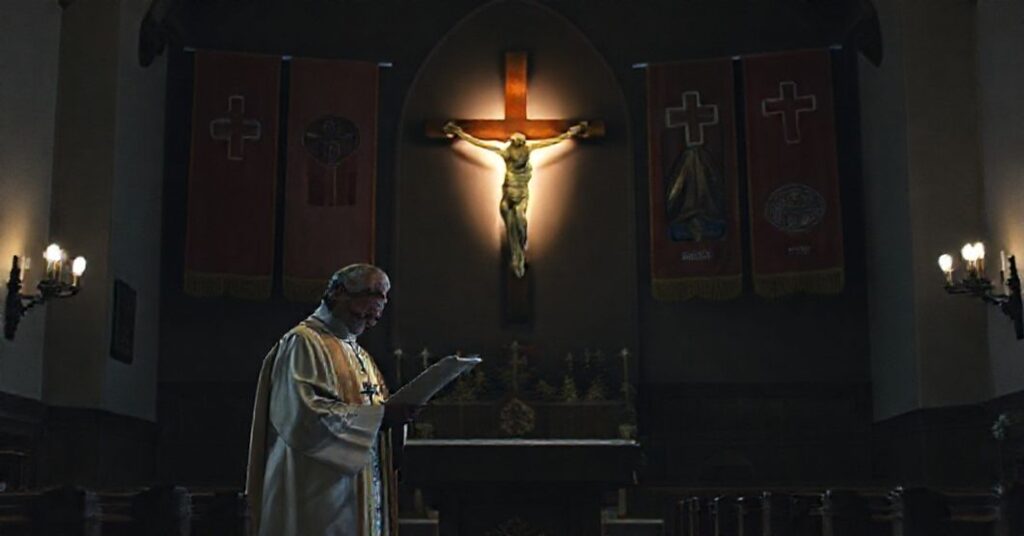 Zdjęcie przedstawiające tradycyjną katolicką scenę kościelną z biskupem czytającym dokument bez odwołania do zbawienia