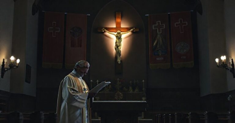 Zdjęcie przedstawiające tradycyjną katolicką scenę kościelną z biskupem czytającym dokument bez odwołania do zbawienia