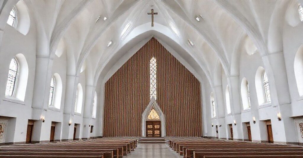 Tradycyjny katolicki kościół w Bielsku-Białej podczas uroczystości Chrystusa Króla Wszechświata.