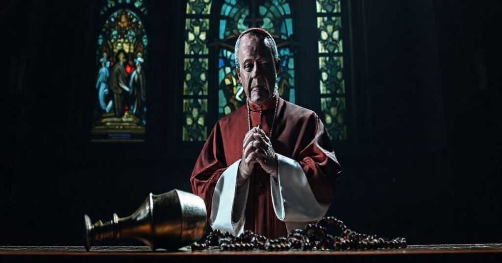 Biskup w tradycyjnym stroju biskupim stoi przed krzyżem, wyraz twarzy poważny i smutny. W tle witraż przedstawia Ostateczny Sąd, rzucając mroczny blask na scenę. Na pierwszym planie widnieje zardzewiały kielich i rozbity różaniec, symbolizujące profanację obowiązków sakralnych. Ręce biskupa są splączone w modlitwie, ale jego postawa wyrazuje rezygnację zamiast determinacji. Atmosfera przekazuje głęboką kryzys duchowy.