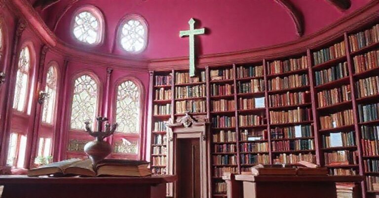 Tradycyjny katolicki biskup w purpurowej sutannie stojący w klasztornej bibliotece z brewiarzem