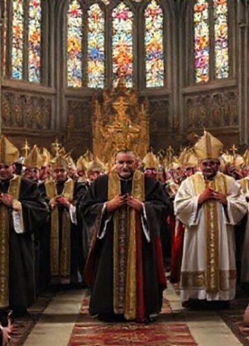 Biskupi w akcie pokuty za profanację Watykanu Grupa biskupów w tradycyjnych szatach liturgicznych prowadzących modlitewny marsz pokutny w katedrze. Wierni klęczą w głębokiej modlitwie.