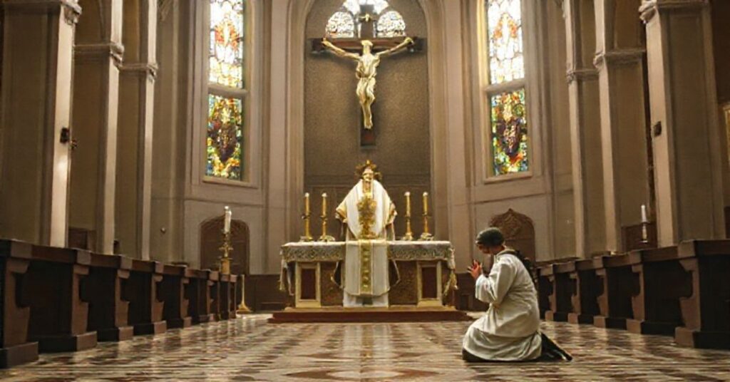 Kościół katolicki z kapłanem przy ołtarzu z Najświętszym Sakramentem na tle dużej krucyfiksu, symbolizujący boską władzę i powinność moralną.