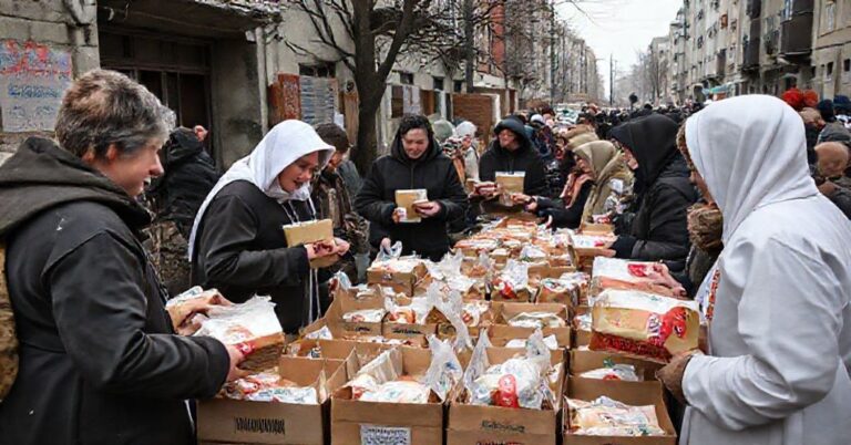 Grupa duchownych i wolontariuszy Caritas Rzeszowskiej rozdaje paczki żywności ubogim w miejskim otoczeniu bez religijnych symboli.