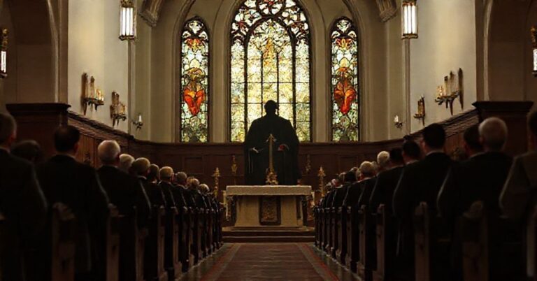 Powaga wnętrza kościoła z ciemnym oknem witrażowym symbolizującym demoralizację nowoczesnego kościoła