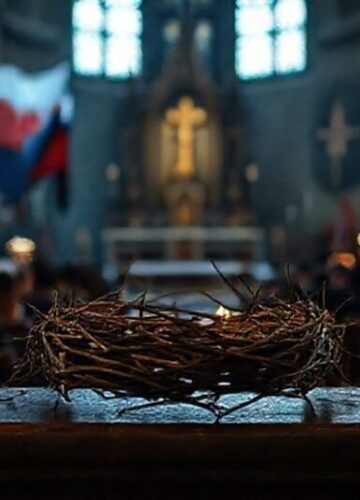 Czechy na drodze do apostazji społecznej - obraz detronizacji Chrystusa Króla Obraz tradycyjnego kościoła katolickiego w Czechach z opuszczonym ołtarzem i koroną cierniową symbolizującą detronizację Chrystusa Króla