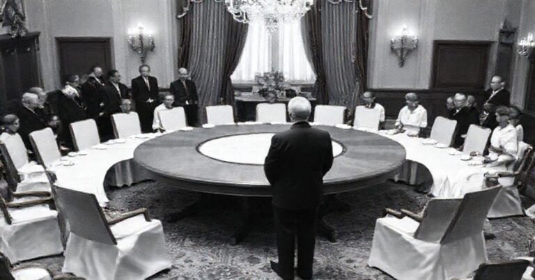 Uroczysty moment usunięcia Okrągłego Stołu z Pałacu Prezydenckiego w Warszawie