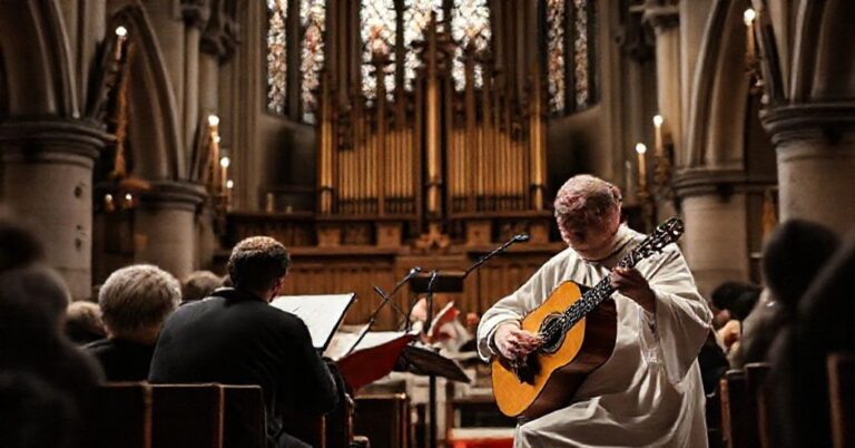 Krakowska katedra z kontrastem tradycyjnej liturgii i modernistycznej muzyki posoborowej