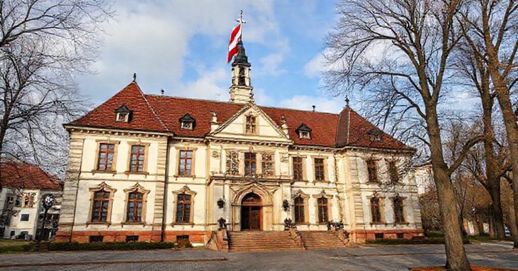 Widok Domu Polskiego Jana Pawła II w Rzymie. Nowy dyrektor ks. Mirosław Cichoń w otoczeniu modernistycznych teologów.