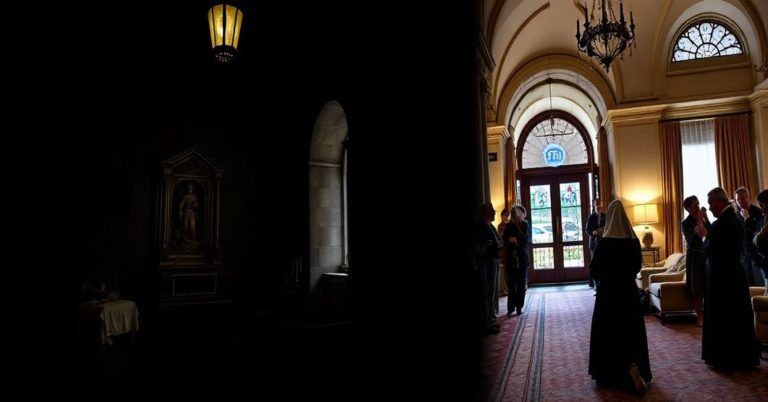 Somber interior of Dom św. Szymona w Krakowie, symbolizujący zasady katolickie wobec komercjalizacji sakralnych przestrzeni.