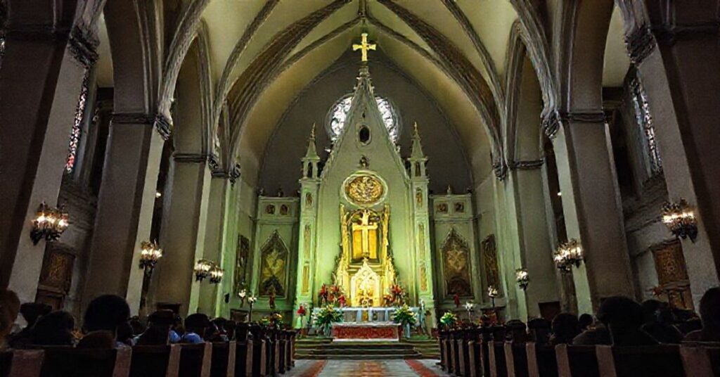 Stary katolicki kościół z zamgloną postacią Piotra Domalewskiego i filmową nagrodą przed wejściem