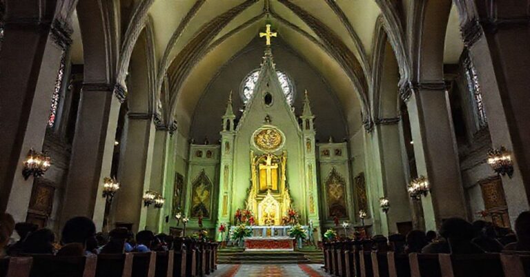 Stary katolicki kościół z zamgloną postacią Piotra Domalewskiego i filmową nagrodą przed wejściem