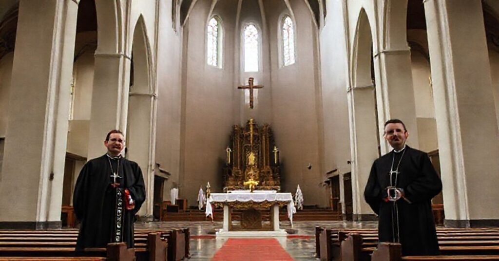 Wnętrze nowoczesnej świątyni św. Marii w Dublinie bez tradycyjnych katolickich symboli.