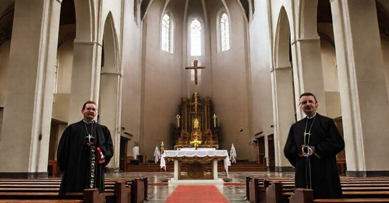 Wnętrze nowoczesnej świątyni św. Marii w Dublinie bez tradycyjnych katolickich symboli.