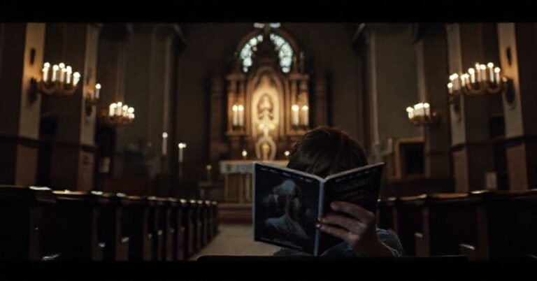 Ciemny wnętrze kościoła z tradycyjnym ołtarzem i młodą osobą trzymającą DVD z filmem "Oczy szeroko zamknięte"