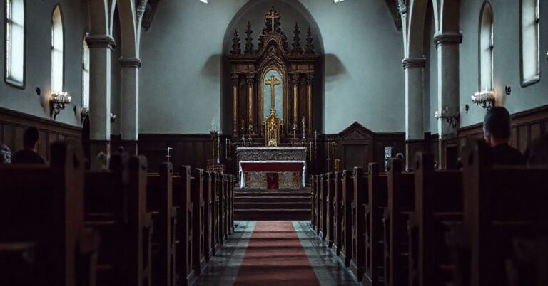 Pusty wnętrze kościoła z opuszczonymi ławek, symbolizujące duchową pustkę pozostawioną przez modernistyczną działalność "Salezjanów" w Sokołowie Podlaskim.